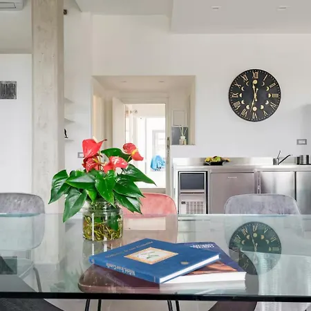 Modern Cozy Near The Colosseum In 4* Róma