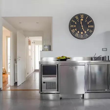 Modern Cozy Near The Colosseum In 4* Róma