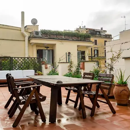Modern Cozy Near The Colosseum In 4* Róma