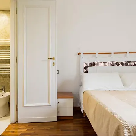 Modern Cozy Near The Colosseum In 4* Róma